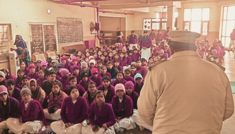 गर्ल्स गवर्नमेंट सीनियर सेकेंडरी स्कूल बल्लबगढ़ में टीआई ग्रेटर फरीदाबाद ने करीब 500 छात्रों को साइबर क्राइम, महिला सुरक्षा और डायल 112 ऐप के संबंध में किया जागरूक
