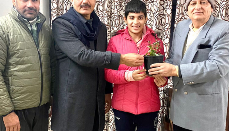 वकील की बेटी अनमोल खरब ने नेशनल बैडमिंटन टूर्नामेंट में स्वर्ण पदक जीतने पर बधाई