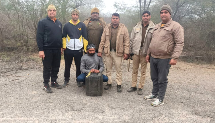 कच्ची शराब बनाकर दिल्ली सप्लाई करने वाले आरोपी को थाना सुरजकुण्ड पुलिस टीम ने किया गिरफ्तार