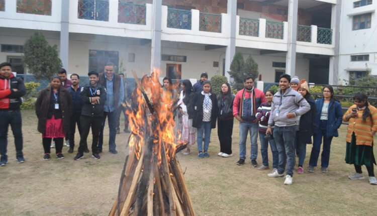 लिंग्याज विद्यापीठ में हर्षोल्लास और परंपरा के साथ मनाया गया लोहड़ी का पर्व