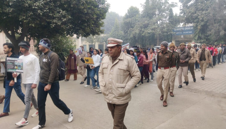 सड़क सुरक्षा माह के दसवें दिन ग्रेटर फरीदाबाद के टीआई के द्वारा आज़ाद शहीद स्मारक पीजी गवर्नमेंट कॉलेज तिगांव में यातायात नियमो के संबंध में छात्रों को किया जागरुक