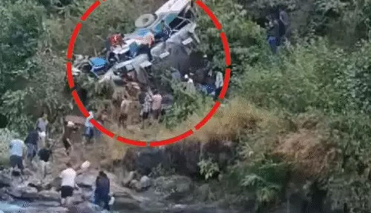 killed, 6 injured in bus crash in Uttarakhand: 42 people were in Kandam bus
