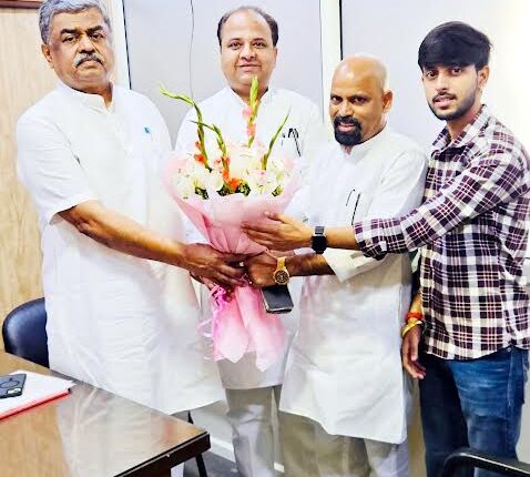 Congress leaders met in-charge BK Hariprasad regarding expansion of the organization