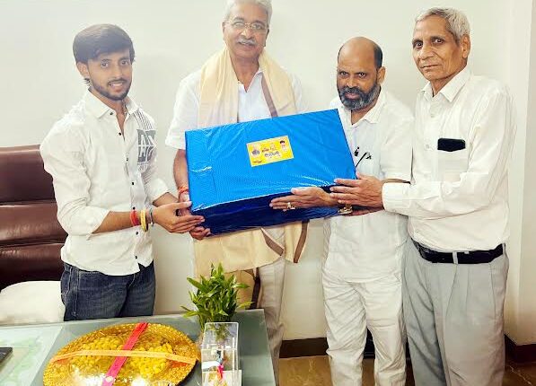 Anil Netaji met Congress State President Rao Narendra and wished him Happy Diwali.