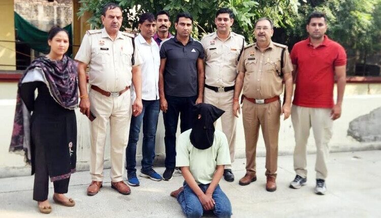The accused who kidnapped and raped a student was arrested.