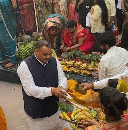 Construction and service work of a huge ghat by former councilor brother Jitendra Bhadana on the occasion of Chhath Mahaparva.