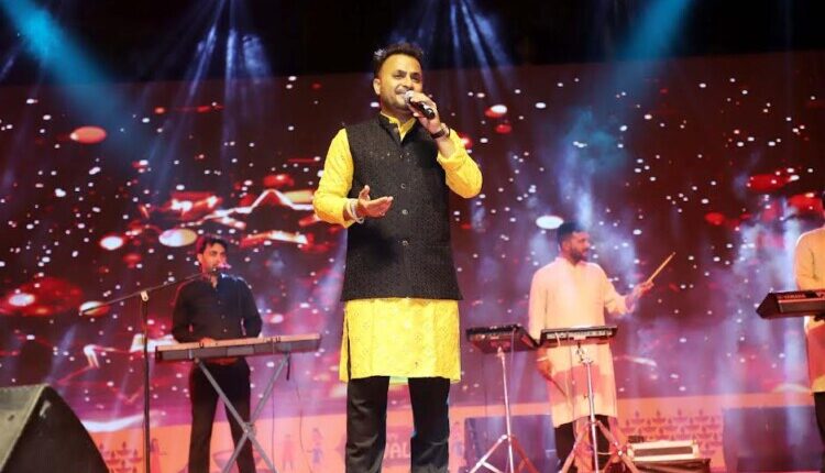 Singer Deepesh Rahi's brilliant performance at the fair mesmerized the audience.