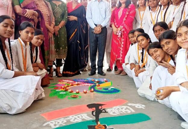 School children decorated the rangoli with the slogan 'One Diya in the name of Martyrs'.