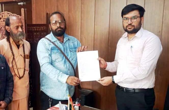 A memorandum was submitted against the demolition of temples and religious places.