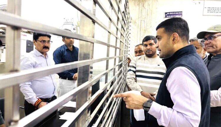 Deputy Commissioner inspected the Tehsil: gave instructions to put up a board with the list of documents