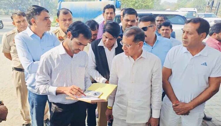Minister Rajesh Nagar raided a petrol pump and collected samples.