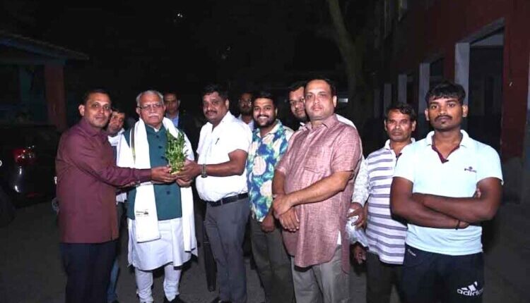 Union Minister Manohar Lal Khattar suddenly visited Sarai Khwaja School; he shared memories with old friends, leaving the minister emotional.