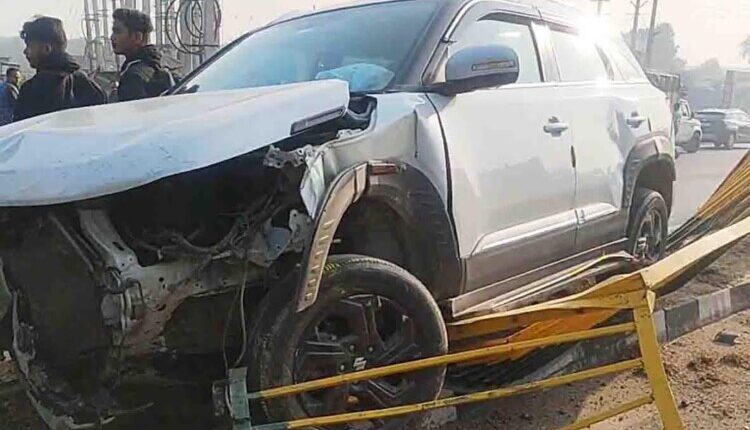 A speeding car collided with a divider while trying to save a woman; airbags saved the lives of three young men.