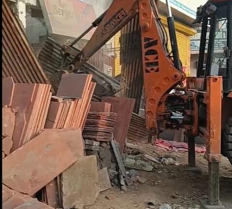 Municipal corporation's bulldozer operation in SGM Nagar! Chaos erupted amidst strong protests, women sat in front of the bulldozer; heavy police force deployed.