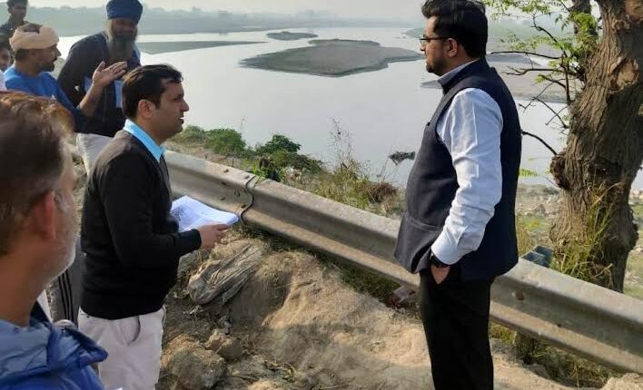 The Deputy Commissioner conducted a surprise inspection of the Ranney wells and bridges built along the Yamuna river.