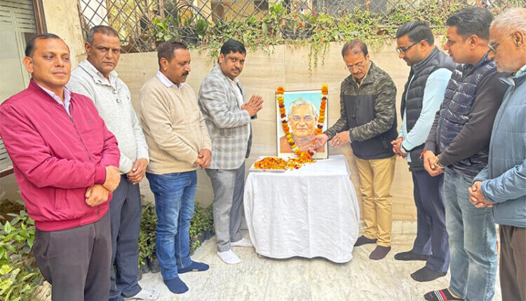 हमें अटल बिहारी वाजपेयी के पदचिन्हों पर चलते हुए यह प्रण करना है कि हमें देश के लिए काम करना है- देवेन्द्र अग्रवाल(देबू)
