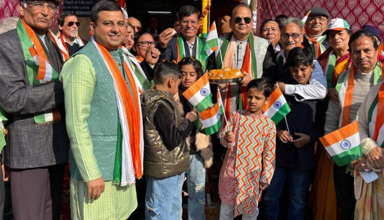 गणतंत्र दिवस व मानव सेवा समिति की 27वीं वर्षगांठ पर मानव भवन पर किया ध्वजारोहण, फहराया तिरंगा झंडा