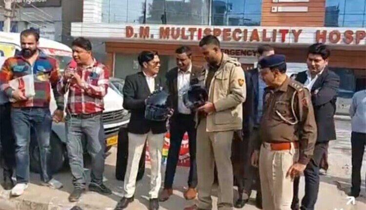 “एक अभियान जिंदगी के नाम” के तहत एसीपी विनोद कुमार ने बांटे हेलमेट, सड़क सुरक्षा का दिया संदेश