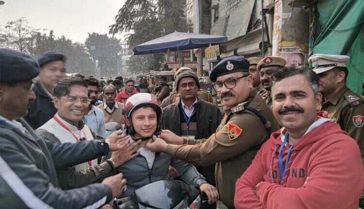 एक अभियान जिंदगी के नाम तहत एसीपी जीतेश कुमार ने किए हेलमेट वितरण:राकेश कुमार सुखवारिया