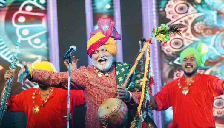 Folk singer Mahavir Guddu gave a glimpse of Haryanvi culture through his songs in the cultural evening, tourists were enthralled.