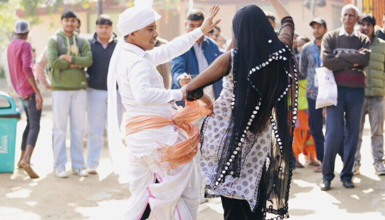 Domestic and foreign tourists are dancing to the beats of drums.