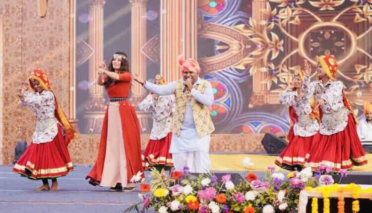 Our deputy government has given wings to tourism, if you haven't seen the Surajkund fair then what have you seen, the audience danced to the songs