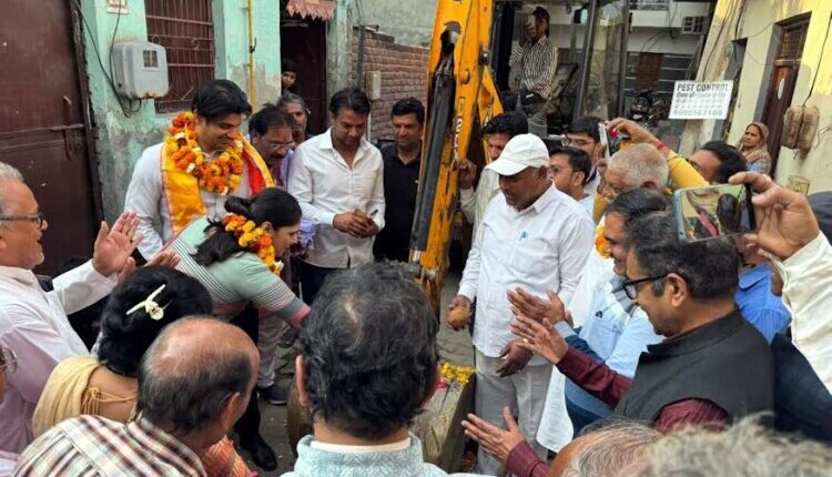 Councilor Rashmi Yadav inaugurated a road worth Rs 62 lakh.