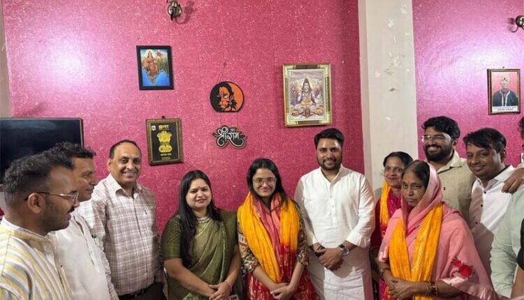 मोहित शर्मा (एडवोकेट), उपाध्यक्ष जिला मयूर विहार ने न्यू अशोक नगर की बेटी तान्या सिंह को दी बधाई – UPSC में AIR 200 हासिल कर बढ़ाया क्षेत्र का मान