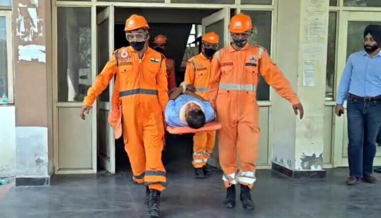 The administration and the NDRF conducted a joint mock drill to deal with an earthquake disaster.
