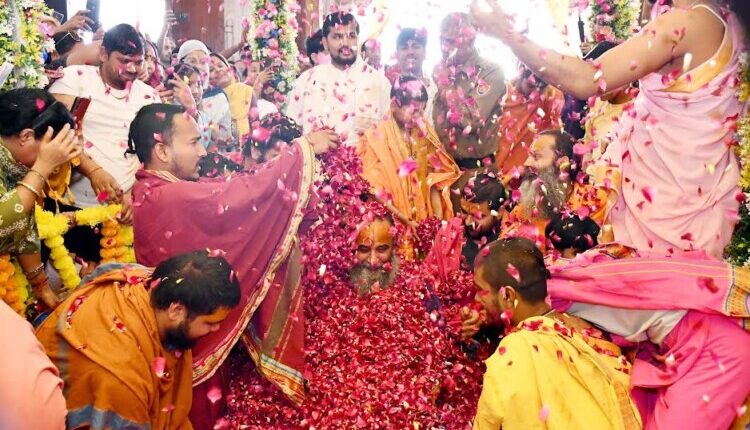 Shri Siddhadata Ashram was drenched in the colours of faith, belief and devotion.