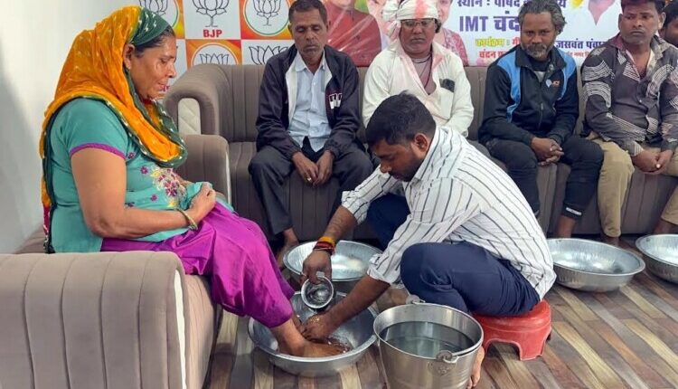Councilor Jaswant Pawar Saini honored the sanitation workers by washing their feet.