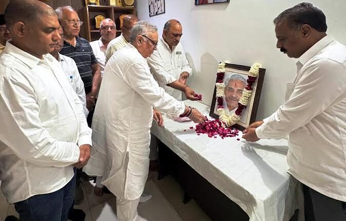 Captain Ajay Yadav paid tribute to former MLA late Anand Kaushik.