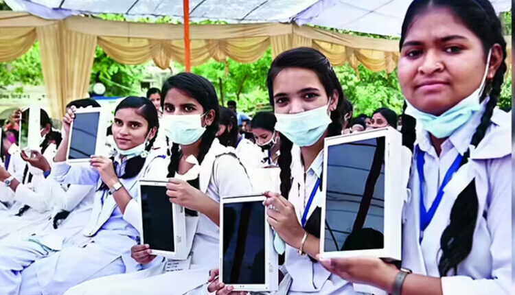 टैबलेट न लौटाने पर 12वीं के छात्रों का रिजल्ट रुक सकता है, शिक्षा विभाग की सख्त चेतावनी