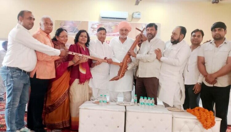 Jaiju Thakur welcomed Agriculture Minister Shyam Singh Rana by giving him a 'plough'.