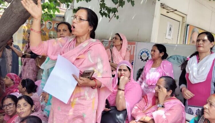 Anganwadi workers protested at the residence of the Union Minister of State and submitted a memorandum.