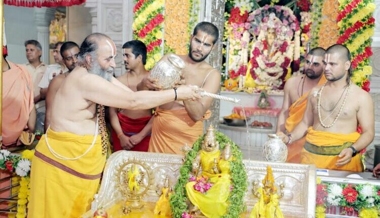 Narasimha Jayanti festival was coloured with devotion by Vedic mantras at Shri Siddhadata Ashram.