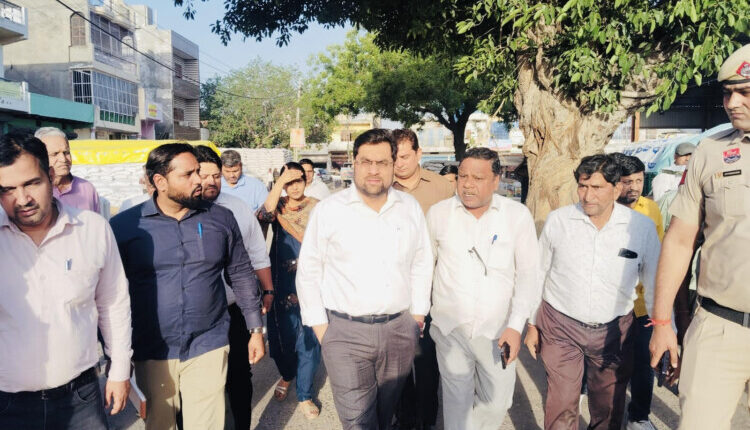 DC Ayush Sinha visited Ballabhgarh grain market and inspected the arrangements.