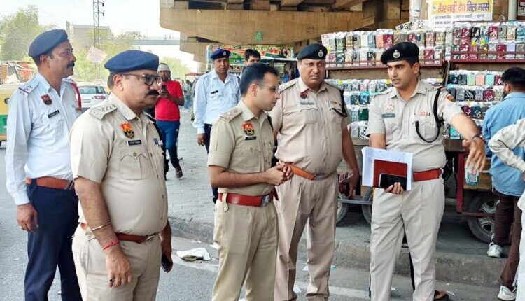 Deputy Commissioner of Police, Ballabhgarh visited the bus stand and took stock of the traffic arrangements.