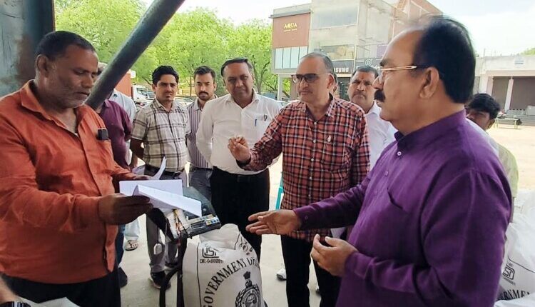 Wheat procurement began in the presence of Market Committee Faridabad Chairman Subhash Ahuja.