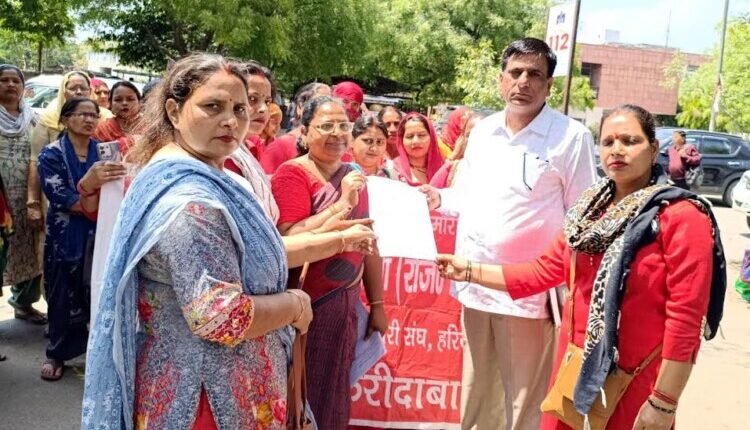 Asha workers protested and sent a memorandum to the CM and MD.