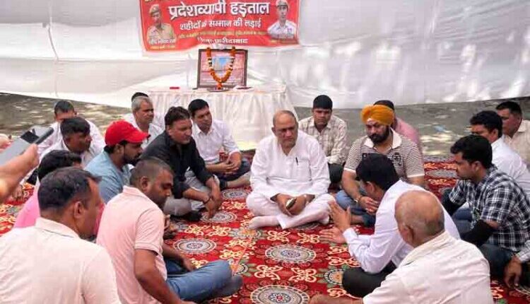 District Congress President Baljeet Kaushik and his team went to the fire station located at Nehru Ground and supported the demands of the striking employees.