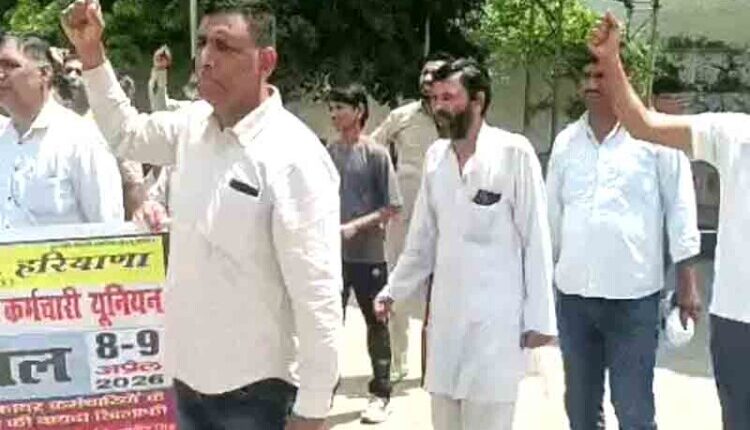 Fire brigade employees protest at Minister Shruti's residence: Declaration submitted