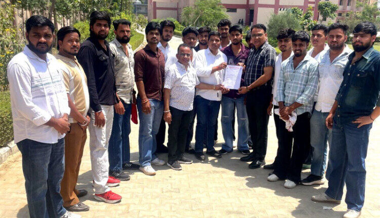 अभाविप ने छात्र संघ चुनाव बहाल कीं माँग को लेकर सौंपा ज्ञापन