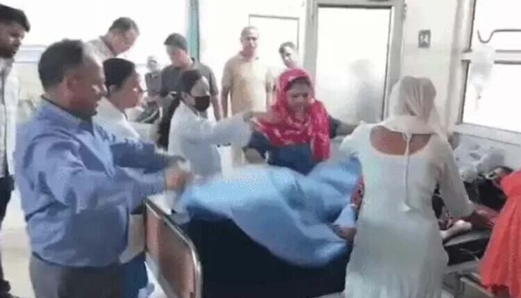 CMO Conducts Late-Night Inspection at Faridabad's BK Hospital: Personally Spreads Bed Sheets for Patients
