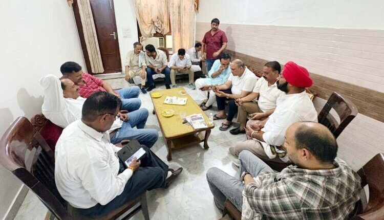 Congress District President Baljeet Kaushik under house arrest, supporters protest strongly