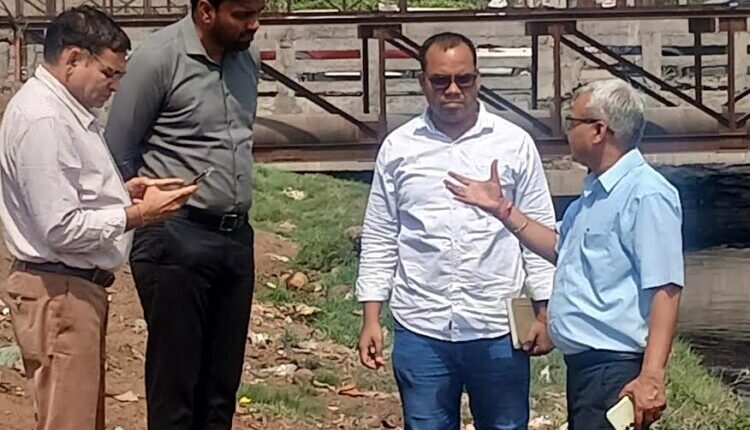 The Joint Commissioner inspected the ongoing cleaning work of sewers, drains, and storm-water drains.
