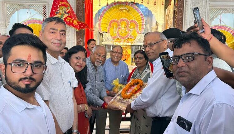 Dr. Archana Gupta visited Faridabad for the first time after becoming the State President; she offered prayers at Kaili Dham.