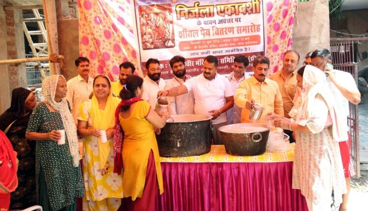 A sweet water stall (*chabeel*) was set up at the Shri Mahavir Mandir in Mahavir Nagar on the occasion of Nirjala Ekadashi.