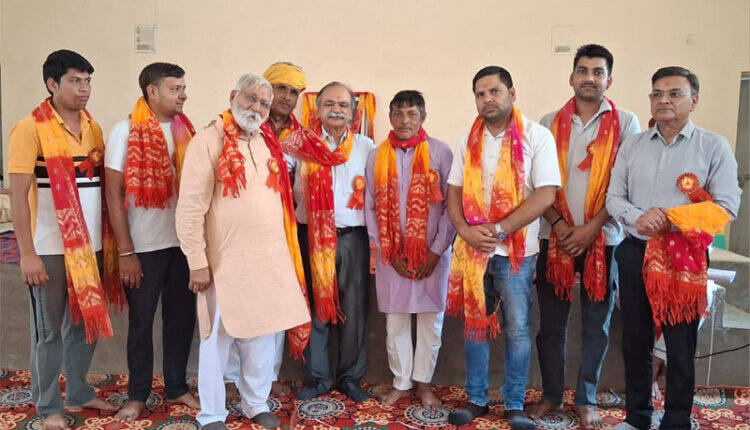 पन्हैडा में समिति ने उत्कृष्ट युवाओं को किया सम्मानित 