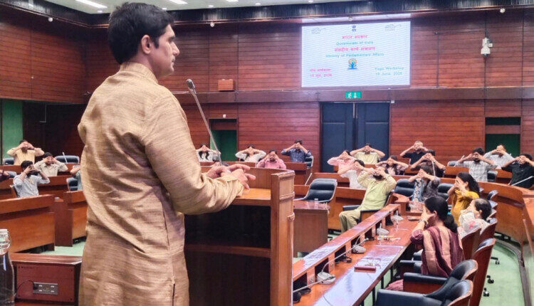 संसद भवन में डॉ. रमेश कुमार योगाचार्य ने कराया योगाभ्यास